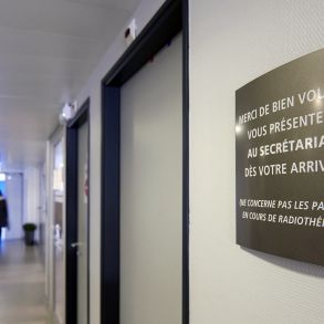 Salle d'attente de consultations avec le radiothérapeute