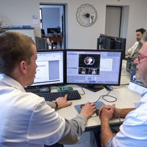 Salle de dosimétrie : collaboration entre le médecin radiothérapeute et un dosimétriste